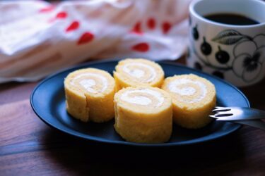 初めて作ったロールケーキ。天板を琺瑯バットで代用。